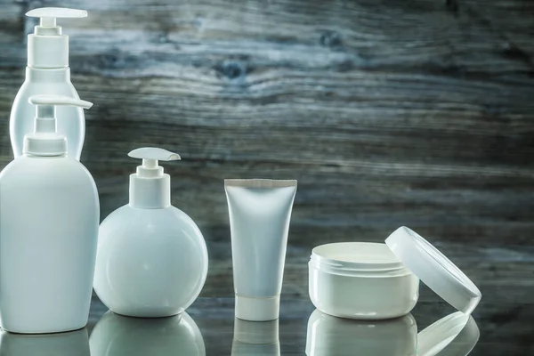Prodotti Higiene Bianco Dispenser Pompa Plasic Tubo Crema Vaso Sfondo — Foto Stock