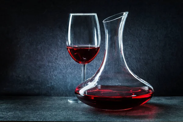 Bicchiere Vino Decantatore Con Vino Rosso Sfondo Scuro — Foto Stock