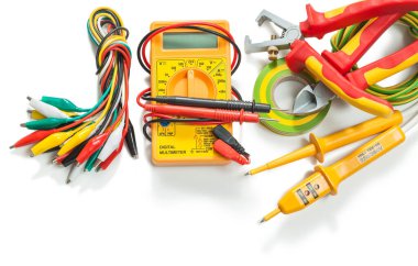 Bir grup elektrikli alet testçisi tel sökücülerin kablolarına hakaret ediyor.