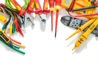 Elektrikli aletler. Striptizciler, çoklu testçi tornavida kabloları, beyaz üzerine izole edilmiş.