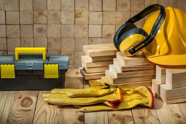 Handschoenen Bril Helm Oortelefoons Gereedschapskist Houten Achtergrond — Stockfoto