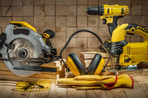 Bautischlerei Werkzeuge Elektrische Kabelgebundene Kreissäge Stichsäge Akku Bohrmaschine Ohrhörer Handschuhe — Stockfoto