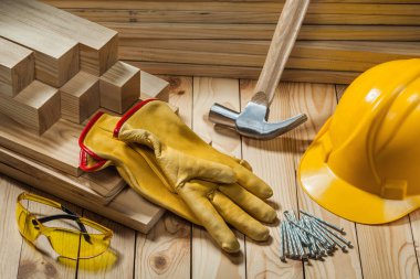 Marangoz aletleri eldiven çekiç başlık çivi gözlükler ahşap arka plan