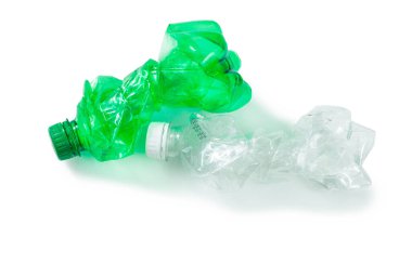 Kırışık arka planda buruşmuş plastik şişeler