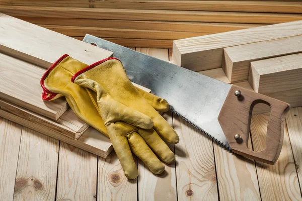 Guantes Construcción Sierra Manual Sobre Fondo Madera — Foto de Stock