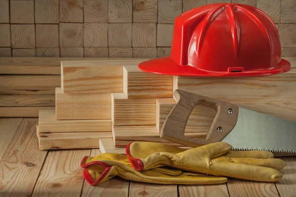 Építőipari Ácsszerszámok Piros Sisak Glaves Kézifűrész Fából Készült Háttér — Stock Fotó