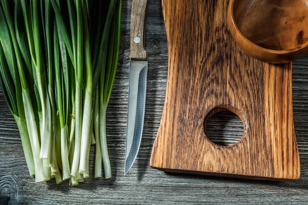 Зелена Весняна Цибуля Стебла Кухонного Ножа Дерев Яна Дошка Піала — стокове фото