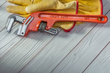İnşaat aletleri. Kırmızı tesisatçılar. İngiliz anahtarı ve sarı iş eldivenleri.