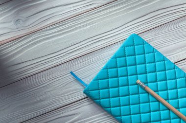 Klasik kalemli mavi not defteri beyaz, eski tahta tahtalara çok yakın.