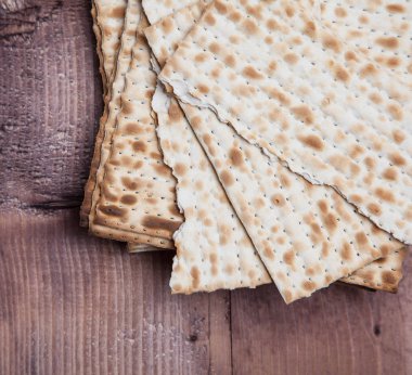 Yahudi Paskalya ekmek matza ahşap üzerine