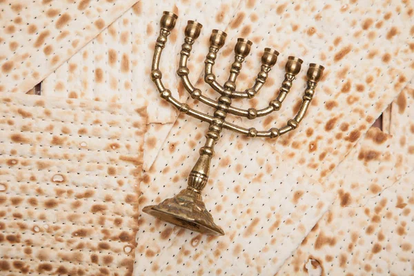 ユダヤ人のパン - ローソク足と matza - 本枝の燭台 ロイヤリティフリーのストック画像