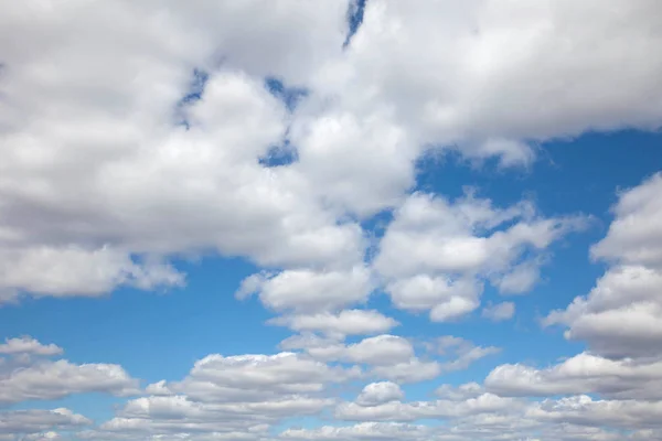 Kék ég felhővel Stock Fotó