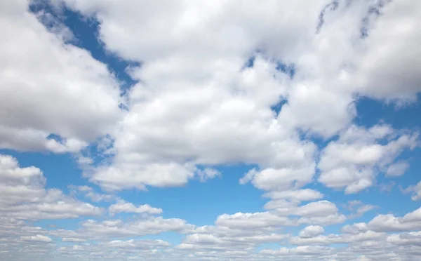 Kék ég felhőkkel Jogdíjmentes Stock Fotók