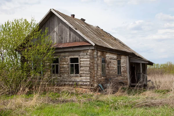 A régi elhagyott házban az orosz falu Stock Kép