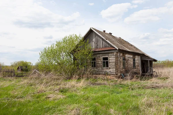 Stary opuszczony dom wiejski w miejscowości rosyjski Zdjęcia Stockowe bez tantiem