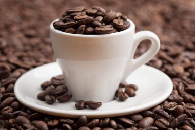 Seramik kupa tam kavrulmuş kahve çekirdekleri