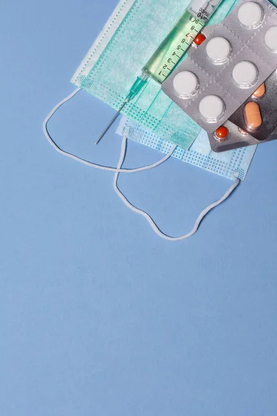 Máscaras Médicas Con Pastillas Jeringa Sobre Fondo Azul Copiar Espacio Imagen De Stock