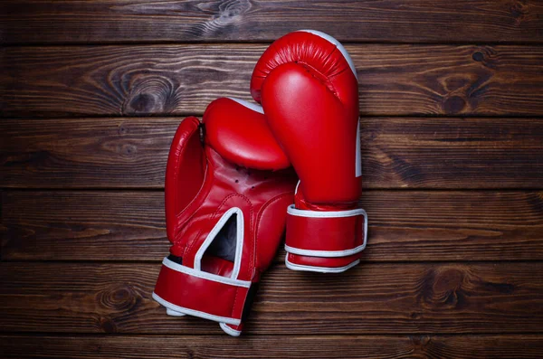 Červené Boxerské Rukavice Dřevěném Pozadí — Stock fotografie