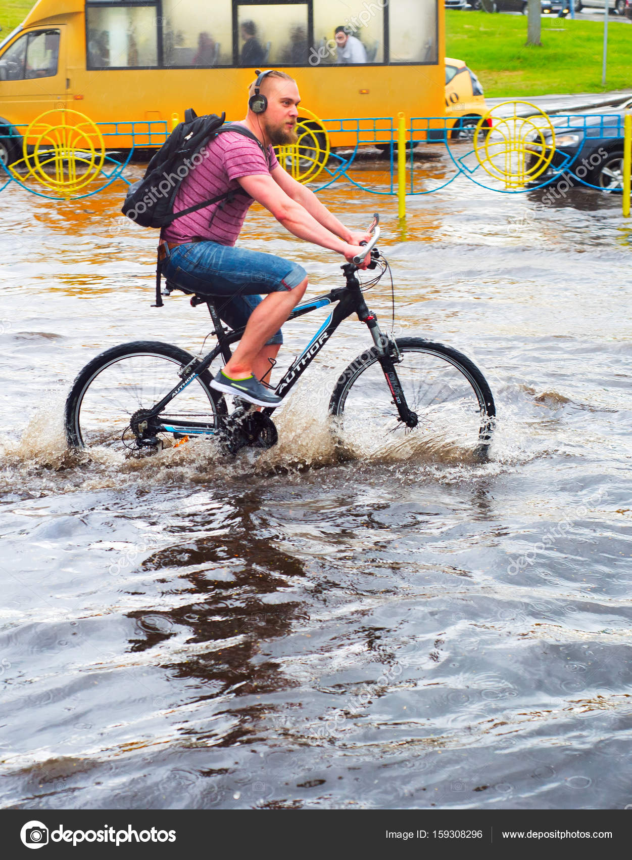 Fahrrad fahren im Regen — Redaktionelles Stockfoto