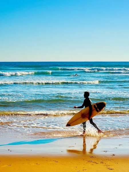 Surfer mit Surfbrett zu Fuß — Stockfoto