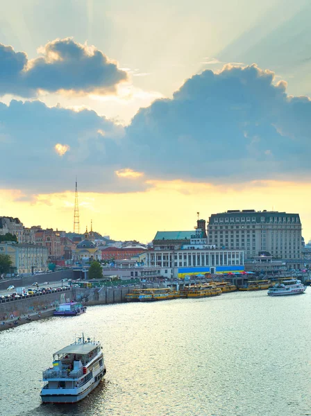 Motoscafo su un fiume Dnipro — Foto Stock