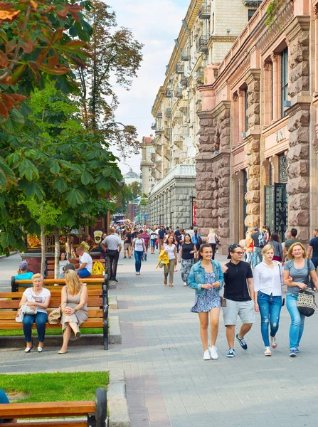Gente caminando por la calle Khreschatyk — Foto de Stock