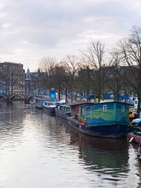 Houseboats im Amsterdam canal — Stock Photo, Image