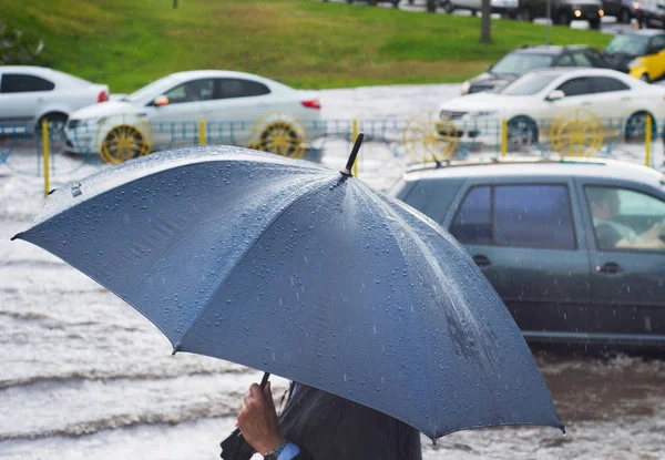 Homem sob guarda-chuva — Fotografia de Stock