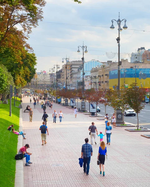 在 khreschatyk 街道上行走的人 — 图库照片