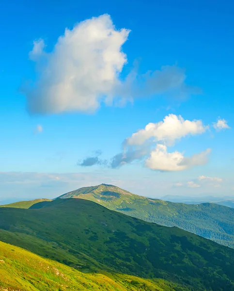 Karpaten Berge mit schönen Wolken — Stockfoto