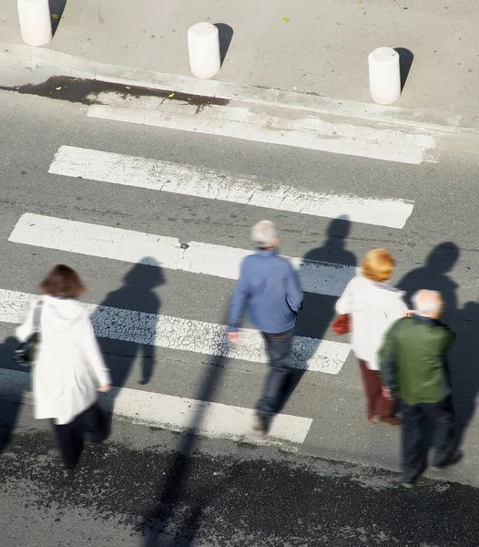 Ludzie przechodzący przez ulicę — Zdjęcie stockowe