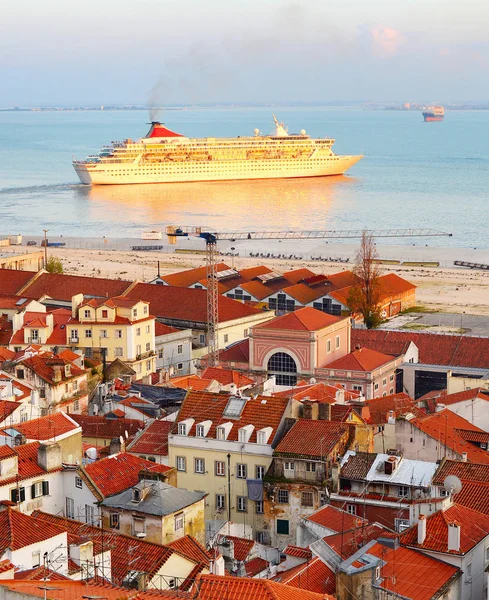 Fartyg i Lissabon hamn — Stockfoto