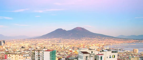 Nápoles con montaña del Vesubio al atardecer —  Fotos de Stock