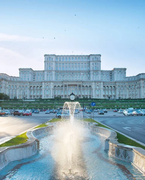 Parlamento de Bucareste ao pôr do sol — Fotografia de Stock