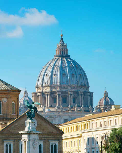 Rom mit Kuppel der Peterbasilika — Stockfoto