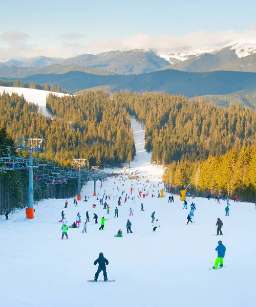 Ludzie na nartach i snowboardzie na stoku — Zdjęcie stockowe