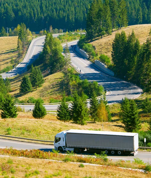 曲线山道路上卡车 — 图库照片