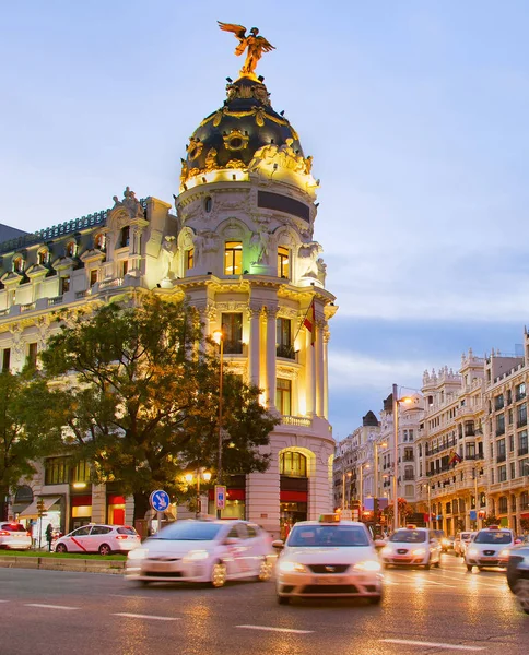 Движение по центральной улице Мадрида — стоковое фото