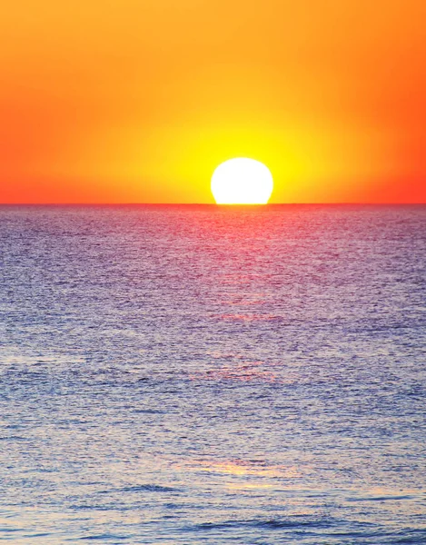 Sunset in ocean with majestic sky — Stock Photo, Image