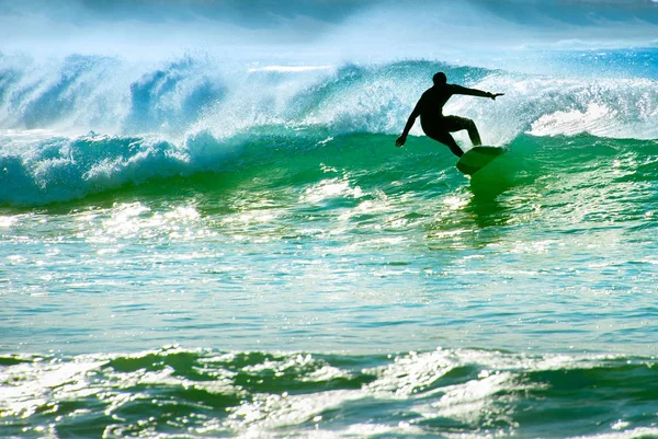 Surfare rider på en våg — Stockfoto