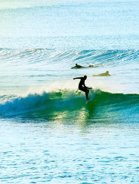 Surfistas ao pôr-do-sol. Portugal — Fotografia de Stock