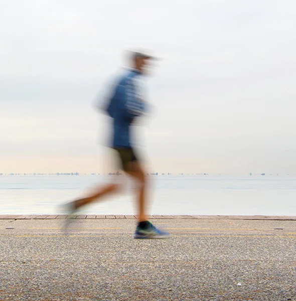 Jogging längs havet — Stockfoto