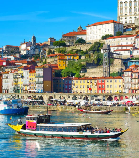 Barco con turistas frente a Oporto — Foto de Stock