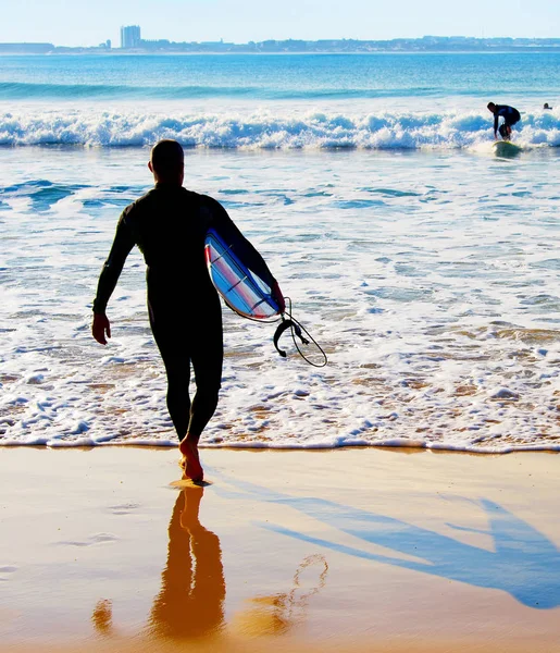 Surfer πηγαίνει ωκεανό — Φωτογραφία Αρχείου