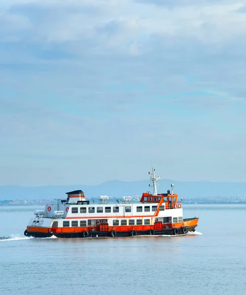 Ferry boat on Tagus river — Stock Photo, Image