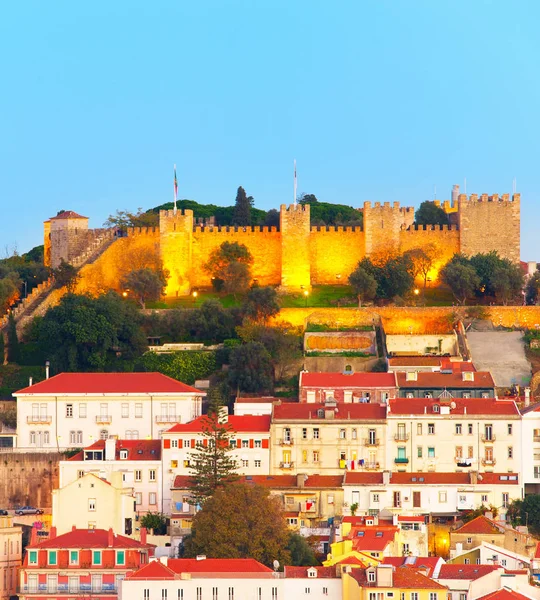 Castelo de Lisboa no topo da colina ao entardecer — Fotografia de Stock