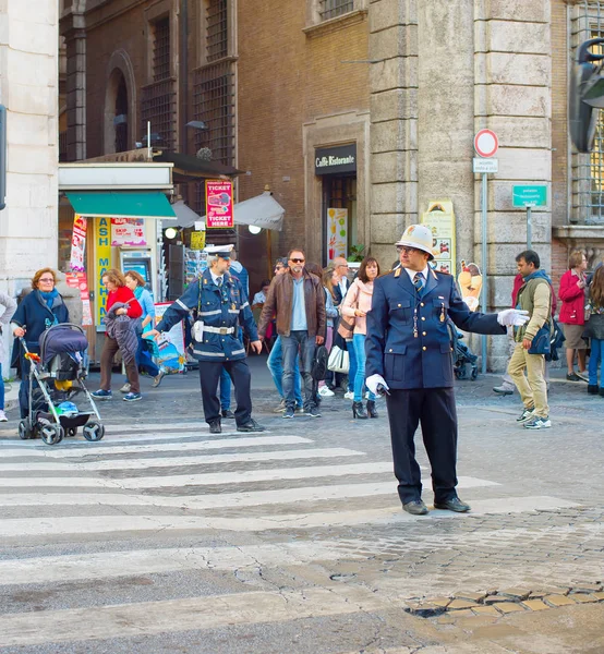 Polizia stradale italiana regola il traffico — Foto Stock