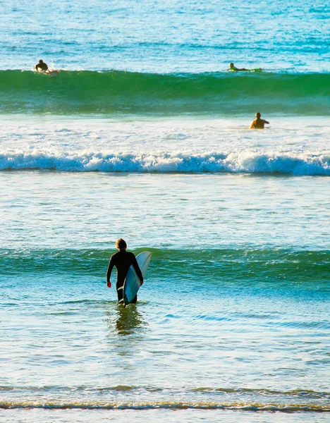 Surfistas surfam no oceano — Fotografia de Stock