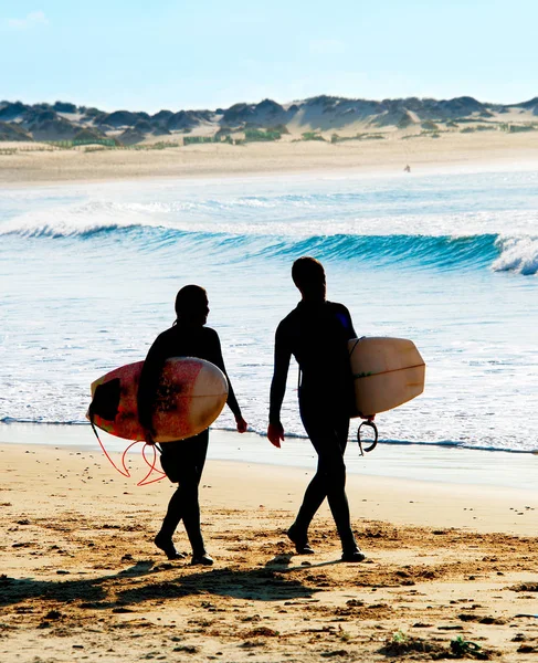 Surfistas casal na praia — Fotografia de Stock