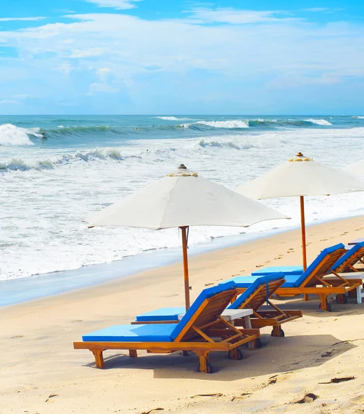 Pustych leżaków na plaży Bali — Zdjęcie stockowe
